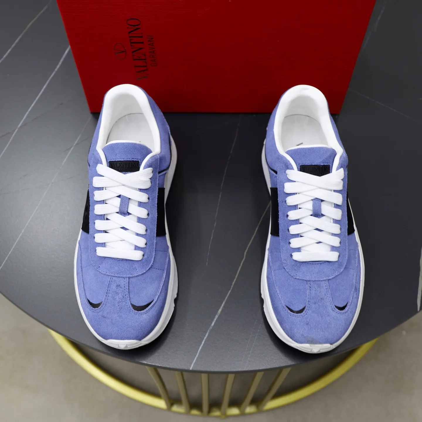 Ex-factory price: 440💰VALENTINO/Valentino Men's latest low-top thick-soled sports shoes are shipped. Made with heavy industry, men's fine casual sports shoes, versatile style. Original leather, rubber lines embellished with geometric segmented uppers, hand-sewn with precision, novel and fashionable style, rubber soles with rivet details on the front and back, VALENTINO GARAVANI LOGO printed on the side, and Valentino Garavani decorative inlay on the tongue. Logo, comfortable, breathable and durable on the feet! Comes with full original packaging! Code number: 38-39-40-41-42-43-44 (45 can be customized)